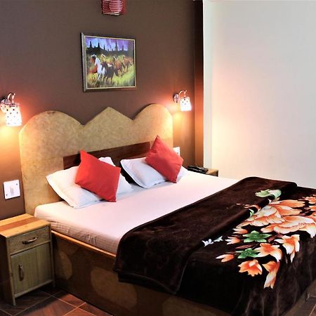 Hotel Ocean Inn Manāli Екстериор снимка