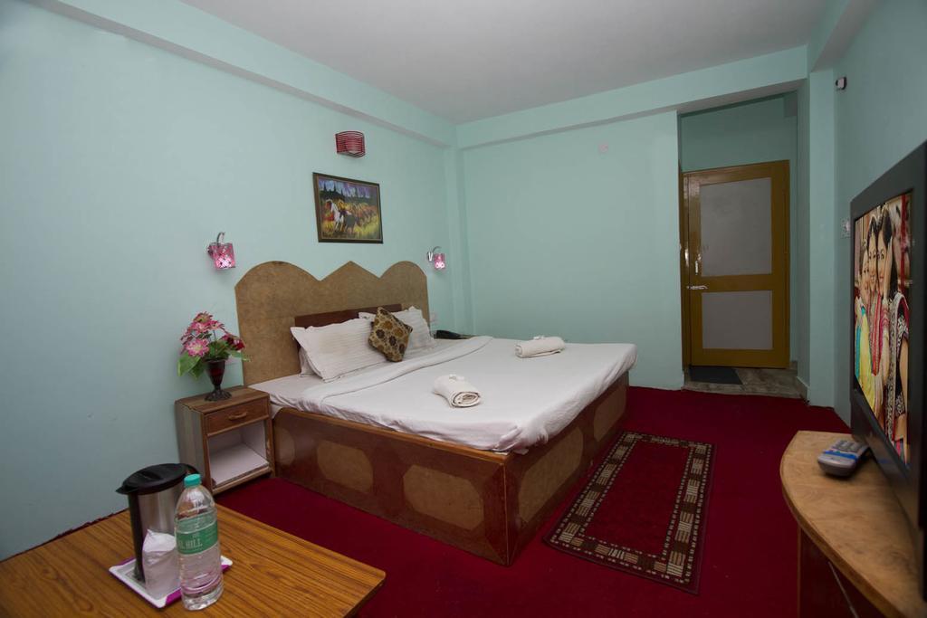 Hotel Ocean Inn Manāli Стая снимка